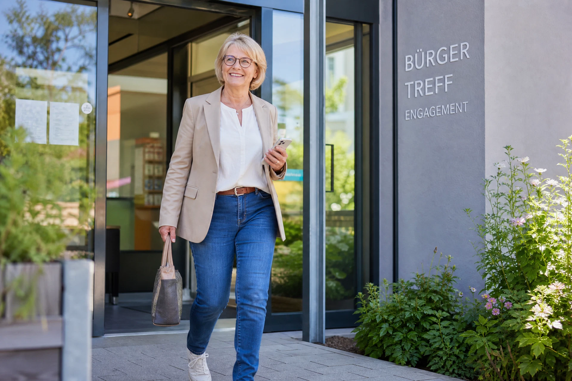 Teilnehmerin verlässt nach einem Kurs das Gebäude